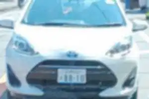 すれ違いが困難な狭くて細い道路へ、太い道路からこちら側を確認もせず侵入してきたくせに、車の目の前まで来て停車。
相手側が下がれば道も広いし簡単に済む話だが、ジワジワと車の距離を詰めてくる。
1分以上進展がないので仕方なくこちらがバックして、左横の壁ギリギリまで寄せてあげると礼も無く通過。
免許返納しろやクソ老害BBA。