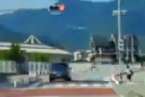 生徒が信号待ちしてるんやから止まりましょうよ…