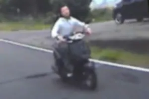 原付
クソガキ
半ヘルを首からかけて着用せず、オラついた顔。
自転車の人達がヘルメットを被り始めている中、なぜか原付で被れない不適合者。
こんなゴミでも轢き殺したら車の責任が問われるため、甚だ迷惑。
どうぞ、自損で。