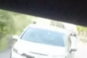 モゾワンダーシティの立体駐車場の出口からずっと後ろにビタ付きで煽ってくる70代ぐらいのジジイ。30km制限の標識がある狭い路地裏で、当然追い抜きもできないのに、ひたすら右に蛇行して圧力をかけながら煽ってくるアホ。当方も30kmでの走行は確かに後続車に迷惑になるから、40kmで走行してるのに、それでもひたすらビタ付き煽り。スマホで撮影を開始すると撮影されてる事に気づいたようで、一瞬距離を空けたが、またすぐに再煽りをしてきた。バックミラーで確認すると、「おっそいなー！」と口が動いてるのが見て取れました。その後、通り道の上小田井駅の駐車場に、このジジイは駐車したので、やっと消えてくれるとホットするも、その駐車の仕方もイラついてか、急ブレーキからの急バック。歩行者や自転車も沢山周りに居るのに、後続車も歩行者も自転車も皆ビックリして急ブレーキで止まってました。いや本当クズですね。こういうジジイが、ニュースとかによく出てくる、人を弾き殺してしまう老害犯罪者になるんだと強く感じました。こんなジジイの命の価値なんて、ゴミクズ以下ですから一人で事故って一人で死んで欲しいです。それが社会の為ですね。