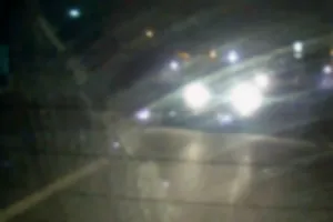 普通に45kmほどで走行中、後ろからどんどん近付いてくる軽自動車がいた。
信号も青で通過したが白線半分位しか車間距離がなくかなり悪質すぎるので報告します。