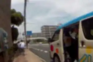 危険予知。私は、自転車通行可の歩道をゆっくりと自転車で通行しています。
バス停に、自動車学校の車が停止しています。何に注意すべきだと思いますか？

答えは２枚目以降をご覧ください。残念ですが、自動車学校の車であっても、安全意識が低いことがあるようです。