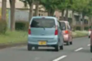 野球で有名な専松のそばの、学生や出社する方などたくさんの人が行き交う時間帯に
横断歩道のところで一時停止もせずスピードを出して走ってきて、一時停止素振りを見せないでどんどん進んできて交通事故に遭うところでした。
運転手は免許返納も考えた方がいいような老人の男でした。
交通ルールを守れない、人の命を奪いそうになる運転をするような人間はゆるせない