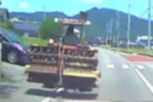 農民
ナンバーの付いていない農機で公道を走行