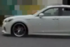 トヨタ 210系クラウンアスリートハイブリッド(後期型) 白

文字通りウンコ漏れそうな汚物クラウンコ。
白髪短髪のメガネ掛けたいい歳した初老の汚っさんが型落ちクラウンコを下品にカスタムして片手運転しながらストーカー行為や車間距離ベタ付け等のオラオラ運転をして来やがる害虫野郎。

【車両の特徴】
20インチの深リムアルミホイール/シャコタン/LEDウインカー/LEDナンバー灯