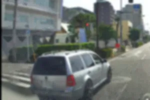 障害者専用駐車場、許可証札無し。
障害者専用札があるこちらが止めようとしたら目の前の駐車場から割り込み前止め。