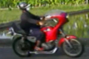 ご自慢のゲリ便サウンドを轟かせている暴走族気取り2台。
ロケットカウル（笑）？3段シート（笑）？コルク半（笑）？
時代遅れのダサいバイクは好きにしたらいいけど、糞みたいな騒音で他人に迷惑かけんな。