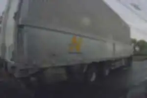 こちらが左折している最中、無理やり右折してきてこちらの車を潰しにかかってきた挙句めちゃくちゃ睨んでくるヤバい男性。
『NICHIEI Best Produce』と書かれている業者のトラック。