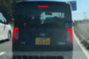 車との出会い頭の事故。警察呼び事故処理は終了。その後、保険会社にからの連絡にほとんど応じずもうすぐ2か月半。お相手は運送会社さんで配達中とのことでしたが、事故対応放置する運送会社があるなんて信じられません。