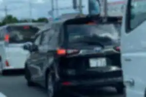 櫨谷町辺りでひょっこり現れ、数kmに渡ってベタ付け & 蛇行運転、イエローカット。
不機嫌そうな暴走オバサン。
野谷交差点を北上していった。

エアロ付き黒シエンタ