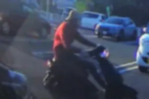 50cc原付　黒
ナンバープレートを曲げている
クソガキ　赤色ロングTシャツ　緑っぽいキャップ　ヘルメットは無し
エコな4サイクル原付で無意味にアクセルを煽り通り過ぎて行った
今どき哀れな暴走族ｗの真似かな？頑張ってね！