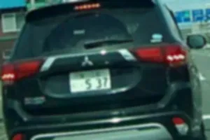 三菱アウトランダーphev 初老のおっさん
煽っては車線変更を何度も繰り返し、バイクまで煽ってました。