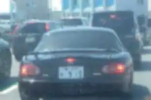 黒いマツダのミニカー。
急に割り込んどいてお礼なし。
道に迷っている感じだったから県外から出てきた人のようだ。
土地勘ないのに調子に乗らないで頂きたい。