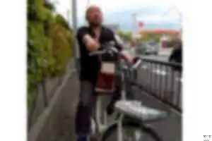 歩道上で歩行者に向かって減速せずに突っ込んでくる２台の自転車。
１台目はイヤホンをつけて運転。２台目はこちらに幅寄せしてきた悪質な運転。
自転車の通行区分違反、歩行者通行妨害、事故を起こす可能性のある危険運転。