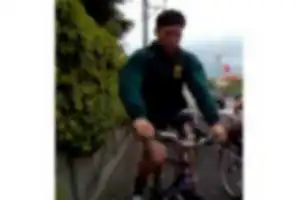 歩道上で歩行者に向かって減速せずに突っ込んでくる２台の自転車。
１台目はイヤホンをつけて運転。２台目はこちらに幅寄せしてきた悪質な運転。
自転車の通行区分違反、歩行者通行妨害、事故を起こす可能性のある危険運転。