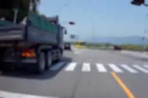 大型なんやからもう少し車間距離取りませんか？ イライラします。赤信号も止まりましょう。会社の評判落ちますよ。 
カツミョウ 緑ナンバー  2○5○