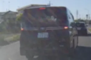 黒い新型ヴォクシー
右折するわけでもなかったのに子供を乗せた車両の前に無理に割り込む悪趣味な変人