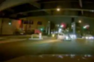 信号無視で右折をしてきました。動画もあります。こちらは目白通りを新宿方面へ信号直進＋左折矢印青点灯しており、横断歩道も直進青になっているところを信号無視し環七から右折で交差点へ侵入してきたため、ぶつかりそうになりました。対向車線も動き出している中に強引に合流していきました。写真はすでに交差点侵入後ですが、横断歩道が青のところを信号無視して通過している動画もあります。動画鮮明にならずナンバーは不明ですが薄いピンク系のメタリック色の軽です。21時過ぎくらいのこの交差点ではご注意ください。