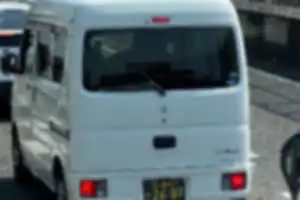 片側一車線にて反対車線から強引に追い抜き、急ブレーキ、ハザードでの煽り運転