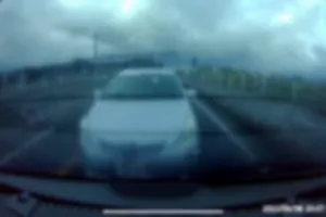 国道396号線4月8日AM5:52
銀色のプリウスα危険運転に遭遇。
①赤信号待ちで数cmの所まで寄せて後ろに付けられた。
②信号青に変わって明治橋方面に進むと、暫くは発信せずに止まったまま。
③遠く離れたと思ったら猛スピードで追い上げてきて、完全に対向車線にはみ出しながら明治橋袂の交差点まで至近距離で煽られた。
④仙北町方面へ左折して行った。恐怖を感じた。