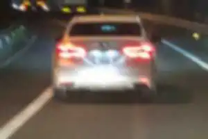 国道16号の側道をホンダ・フリード(旧型の濃紺)が暴走。左車線を走行し、下川井の出口で出ようとした私の車両とぶつかりそうになりトラブルに。
側道は一般車両が走行して良い場所ではない。ルールを守れず、それを注意されたことに対して腹を立てるならば、そもそも車の運転はやめてほしい。30代から40代の黒縁のメガネをかけた痩せ型男性。