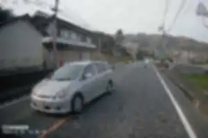 目の前でいきなり割り込み
北見ナンバーは運転が荒くてヘタなヤツが多い
自分が王様だと思っている