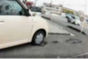 ２台の無謀運転。恐怖のガソリンスタンド。歩道上で信号待ちをしていたら・・・。
１台目：歩道上の後ろから高速でこちらのスレスレを通行後、さらに向こう側の歩道を高速で突っ込んでいく自動車。
２台目：信号無視し、歩道前の一時停止を無視してこちらに向かって突っ込んでくる自動車。