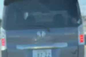 ウインカー出さないで急に割り込んでくる馬鹿
常習的に煽ってるのか知らんがパワーウィンドウに黒いシール貼って顔見えづらくしてるちんこ小さそうな男だったわwwwwww