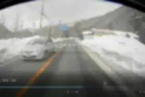 交差点右折時に、右側に攻め入るように入ってきたり、イエローカットでの追い越し。
複数名乗っているのにこの運転。車社会の地方ナンバーだから、他県ナンバーは邪魔なんでしょうね。