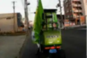 のぼり（風になびく凶器のよう）を歩道側に装着したバイクのような三輪車（？）で幅寄せされた。
その後、路側帯にはみ出て自動車を追い越していた。
さらにその後、赤信号にも関わらず、停止線を越えて停止していた。