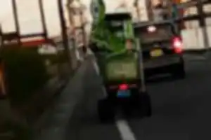 のぼり（風になびく凶器のよう）を歩道側に装着したバイクのような三輪車（？）で幅寄せされた。
その後、路側帯にはみ出て自動車を追い越していた。
さらにその後、赤信号にも関わらず、停止線を越えて停止していた。