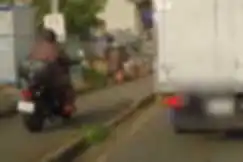 左車線へ車線変更中、右側からブレーキ踏みながら急な割り込みで進路妨害。
その前から自分の車の後方を中央線を跨ぎながらビタビタにつけて煽り運転されました。
非常に危険。