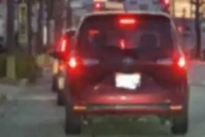 制限速度30の所で20で走りちょっとしたカーブで毎回ブレーキを踏む
最終的に左側にあるアパートに入っていったが曲がる時は１回右に膨らんでから曲がって行った