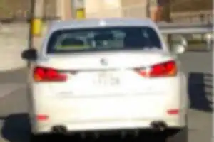 ハザードランプを着けたまま、駐車場付近にて、車庫を出たり入ったりし、向かいから来たタクシーを困らせました。最終的には道を譲りはしましたが、その後しばらく車庫に留まりました。