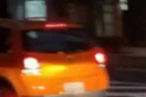 信号無視 蛇行運転 ナンバー灯が消えている
低速度で運転、黄色信号前でスピードアップ
赤信号で全て渡っていきます
佐原方向
わ ナンバーのためレンタカーかリース？