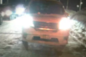 乗車していたのは40～50代の女性。
車両はSUZUKIのSOLIO。
私の車両と近接した経路は北綱島交差点辺りから高田駅を越える辺りまで。

内容としては、とにかく少しでも早く先に進みたいような自分勝手な運転でした。
片側二車線走行中にこの方の走行する車線が詰まれば、ウィンカーと同時に急ハンドルを切り、車線変更します。
左車線に行ったかと思えば左車線が少しでも混んでくると右車線へ急ハンドルを切り車線変更してきます。
ウィンカーは出してはいますがハンドル切る動作と同時な為前に入られた私としてはびっくりしました。
また、車間距離が広くない状況でも頭を突っ込んで無理矢理後ろの車両をブレーキさせて割り込みしていました。

細かいことですが、この方が走行中の右車線に右折待ちの車両が発生しました。
右折待ちの後ろの車両が左ウィンカーを出してその右折車両を避けようとしました。
ただそのさらに後ろにいたこの方が、その右折車両を避けようとした車両を押し退けて、自分が先にその場を抜けようと加速しました。
幸いにもこの方の前の車両が迅速に右折車両を避けて走行したので問題ありませんでしたが、とても危険な運転を常日頃からしているのだろうなと後ろで見ていて冷や汗をかきました。

この車両を見かけて、40～50代の女性が運転していた際はお気をつけ下さい。
さっさと先に行かせてしまった方が安全かと思います。