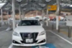 関越自動車道を走行中の事。後続の車間を詰めてきて、乱暴に追い抜いて行き。
 その後自車（私）は車線変更をしたが、車をぶつける寸前まで幅寄せしてきた悪質なドライバー。
頭に来てクラクション鳴らし、ハイビームで少し追跡するも、気が狂ったように逃げていた。このハイエースに乗ってる輩、いつか事故れば良い。会社の車なのだろう。
他車にも問答無用で煽りたおし、退かしていた。