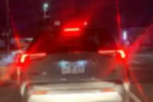 道慣れしていない為、追いつかれた事に逆ギレし、道を譲り先に行かせたと思ったら煽り運転ハイビーム何度もパッシング。進路を塞ぎ車から降りて「殴るぞ仲間呼ぶぞ」など脅迫。「警察呼べ」と言っていたが「上下ドラレコ付いてる。お前が警察呼べよ」と伝えるとオドオドし始め逃げた。観光客ガキ3人組 
大宮302そ33-03 赤 マツダCX-3