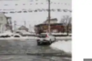 謎のブレーキ、謎のウィンカーを繰り返し、挙句の果てには、後続車両がいるのに堂々停止。
後続に渋滞を発生させる迷惑車両。
白ひげ生やした相当な高齢ジジイが乗っていた。
人轢く前に早く免許返せ。