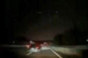 2025年12月20日、午前6:40頃、山手トンネル西池袋走行中、白のC-HRの横浜327や7007に幅寄せされたり、前に車間詰められました。
発端は、私は右車線を走行中後ろから、後ろから勢いよく当該のC-HRがやってきて、先が詰まっていたので、そこまでスピードが出せませんでした。
左車線が後ろの車と間隔が空いたので、私は左車線に避けて進路を譲り、さりげなく右を振り向いたら何故か睨まれました。
その後、C-HRに追いついまた睨まれ、今度は左車線に車線変更をして私の後ろにつけて車間を詰めてきました。
五反田の入口の手前辺りに、C-HRが右車線に車線変更をして、今度は幅寄せをしてきました。
その時に窓を開けて何かを怒鳴っているな感じだったのですが、あまりにも恐怖だったので、窓を開けず、咄嗟にスマホを出して動画撮影。
それに気づいた運転手はそそくさに走り去っていきました。
初めて幅寄せされて、恐怖を感じたのと、何故にC-HRの運転手は怒っていたのかよくわかりませんでした。
このC-HRに遭遇したら、速やかに進路を譲った方がいいかと思います。