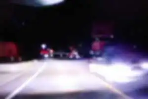 2025年12月20日、午前6:40頃、山手トンネル西池袋走行中、白のC-HRの横浜327や7007に幅寄せされたり、前に車間詰められました。
発端は、私は右車線を走行中後ろから、後ろから勢いよく当該のC-HRがやってきて、先が詰まっていたので、そこまでスピードが出せませんでした。
左車線が後ろの車と間隔が空いたので、私は左車線に避けて進路を譲り、さりげなく右を振り向いたら何故か睨まれました。
その後、C-HRに追いついまた睨まれ、今度は左車線に車線変更をして私の後ろにつけて車間を詰めてきました。
五反田の入口の手前辺りに、C-HRが右車線に車線変更をして、今度は幅寄せをしてきました。
その時に窓を開けて何かを怒鳴っているな感じだったのですが、あまりにも恐怖だったので、窓を開けず、咄嗟にスマホを出して動画撮影。
それに気づいた運転手はそそくさに走り去っていきました。
初めて幅寄せされて、恐怖を感じたのと、何故にC-HRの運転手は怒っていたのかよくわかりませんでした。
このC-HRに遭遇したら、速やかに進路を譲った方がいいかと思います。