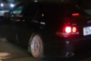 2025年12月20日、午前6:40頃、山手トンネル西池袋走行中、白のC-HRの横浜327や7007に幅寄せされたり、前に車間詰められました。
発端は、私は右車線を走行中後ろから、後ろから勢いよく当該のC-HRがやってきて、先が詰まっていたので、そこまでスピードが出せませんでした。
左車線が後ろの車と間隔が空いたので、私は左車線に避けて進路を譲り、さりげなく右を振り向いたら何故か睨まれました。
その後、C-HRに追いついまた睨まれ、今度は左車線に車線変更をして私の後ろにつけて車間を詰めてきました。
五反田の入口の手前辺りに、C-HRが右車線に車線変更をして、今度は幅寄せをしてきました。
その時に窓を開けて何かを怒鳴っているな感じだったのですが、あまりにも恐怖だったので、窓を開けず、咄嗟にスマホを出して動画撮影。
それに気づいた運転手はそそくさに走り去っていきました。
初めて幅寄せされて、恐怖を感じたのと、何故にC-HRの運転手は怒っていたのかよくわかりませんでした。
このC-HRに遭遇したら、速やかに進路を譲った方がいいかと思います。