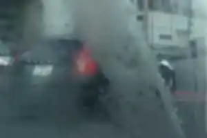 1車線から2車線に変わる地点
信号待ち中、相手は右折ラインに行きたい様子。
こちらは前との車間も狭く、信号待ちだった為進まなかったせいか何度もクラクションパッシング
その前の踏切でも一時停止せず無理やり走行後、横断した自転車に何度もクラクション
お気をつけください