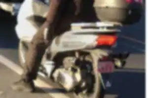 白色　ホンダPCX 自転車・歩行者への幅寄せ、煽り、進路妨害。警察官（職員）ではないかとの目撃情報あり？
中央区　　す
903