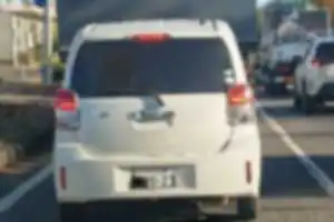 合流時に急な割り込みおよび幅寄せ
指示器を出さない車線変更