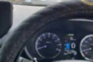 サンマルシェの駐車場にクルマが放置されている