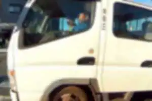 横断歩道をノーブレーキで逆走しながら突っ込むトラックの写真。
横断歩道を横断中の歩行者がいるにも関わらず、減速せずに逆走しながら突っ込んでいく危険な行為。
見かけたら警戒してください。