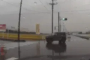 新型ジムニー（軽）グレイ色。
自社が直進中の交差点でジムニーは右折待ち、私の前の車が通り過ぎた直後急に右折し始めました、危ないです。何をそんなに急いでいるのか、、、。自分の感想ですが、ジムニーに乗っている方は運転マナーが悪いイメージが昔から強いです。（偏見かもしれませんが）