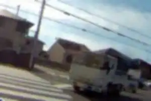 さんざんな１分間。３台による進路妨害。
１）トラックによって歩道をふさがれる。
２）トラックによって、青信号を横断中に右折車に進路を妨害される。
３）プリウスによって、停止線通過前からの完全な赤信号を突っ込んでこられる。