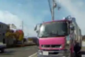 さんざんな１分間。３台による進路妨害。
１）トラックによって歩道をふさがれる。
２）トラックによって、青信号を横断中に右折車に進路を妨害される。
３）プリウスによって、停止線通過前からの完全な赤信号を突っ込んでこられる。